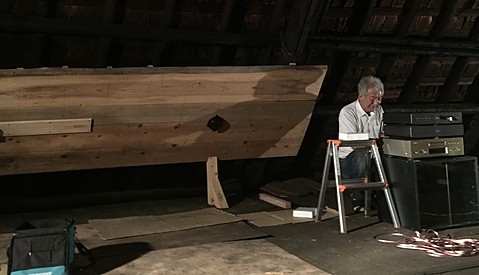 古民家の屋根裏構造を利用した音響構造