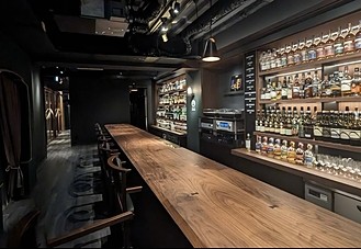 左：BARカウンター、右：御山杉スピーカー