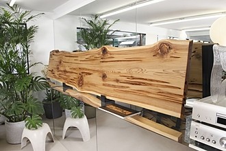 左：BARカウンター、右：御山杉スピーカー