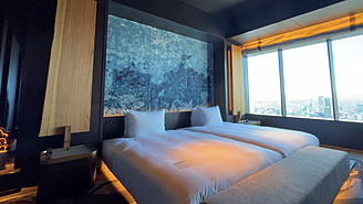 左：ロビー資料室、右：メゾネットスイート