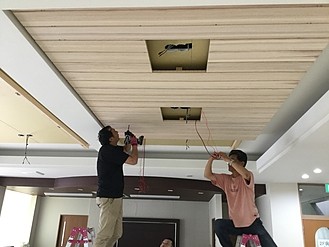 左：医院・待合室室天井スピーカー、右：裏面・音響化構造