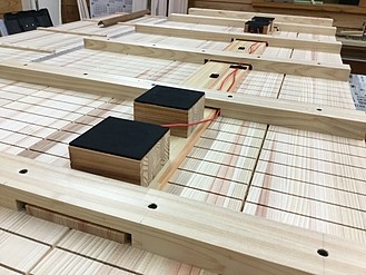 左：医院・待合室室天井スピーカー、右：裏面・音響化構造