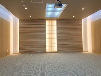 左から：壁面スピーカー、裏面音響化構造