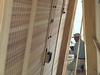 左から：壁面スピーカー、裏面音響化構造